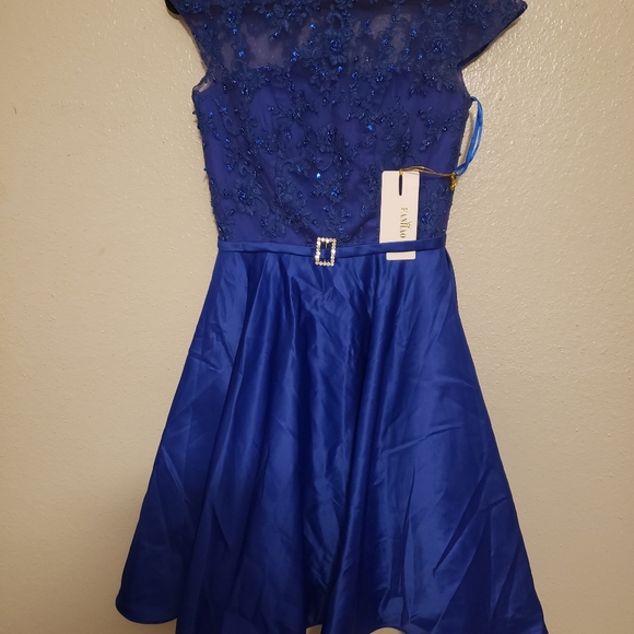 Dresses - Picture 7 of 8